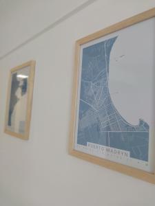 una imagen enmarcada de un mapa del metro en una pared en mstudio I Monoambiente ALLE en Puerto Madryn