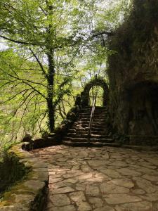 einen Steinweg mit einem Torbogen in einem Wald in der Unterkunft Casa Txillarenea in Igantzi