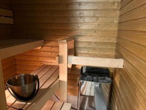 un interior de una sauna con un cubo en Tammela Apartments en Rovaniemi