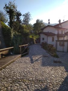 uma estrada de pedra com uma casa ao fundo em Cjase di Doro em Illegio