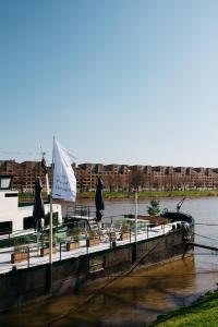 un muelle con un barco en el agua en Botel Maastricht en Maastricht