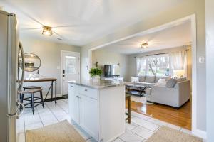 Fotografie z fotogalerie ubytování Sunny Family Home, 3 Mi to High Point Market! v destinaci High Point