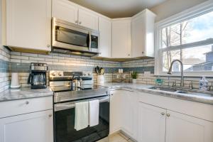 Fotografie z fotogalerie ubytování Sunny Family Home, 3 Mi to High Point Market! v destinaci High Point + 24 fotografií