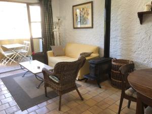 uma sala de estar com um sofá e um fogão a lenha em La Cerisaie - Chambres d'hôtes & gites em Riols