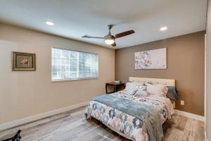 Un dormitorio con una cama y un ventilador de techo. en Renovated Pioneer Home in Serene Wooded Setting!, en Pioneer