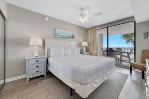 une chambre avec un lit et une vue sur l'océan dans l'établissement Romar Place 202, à Romar Beach