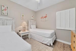 une chambre avec deux lits et une table avec une lampe dans l'établissement Romar Place 202, à Romar Beach 42 autres photos