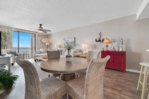 un salon avec une table et des chaises dans l'établissement Romar Place 202, à Romar Beach