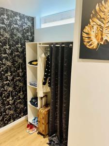garderoba z czarno-białą tapetą w obiekcie Appartement moderne vieille ville PARKING GRATUIT w Annecy +30 zdjęć