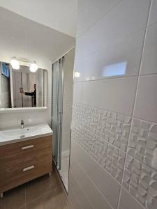 Kúpeľňa v ubytovaní Grande motte Studio cabine parking clim plage 500m