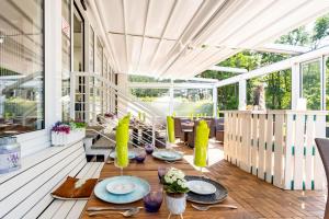 un porche con mesa y sillas en Victoria Suites en Bad Saarow