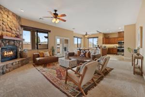 Ruang duduk di Yucca Valley Gem: Relaxing Adobe Retreat & Pool