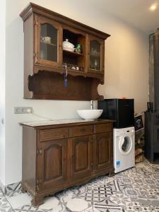 uma casa de banho com um lavatório e uma máquina de lavar roupa em Cozy 1bedroom condo near Baltic sea em Salacgrīva