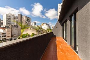 a balcony with a view of the city at Tabas - Ed. Magdalena Laura - Vila Buarque in Sao Paulo
