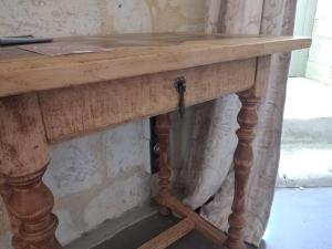 drewniany stół z drewnianym dachem na drewnianym stoliku w obiekcie Gîte Brilhac w mieście Monts-sur-Guesnes +4 zdjęcia