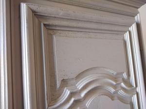 un espejo con un marco blanco en la pared en Gîte Brilhac, en Monts-sur-Guesnes