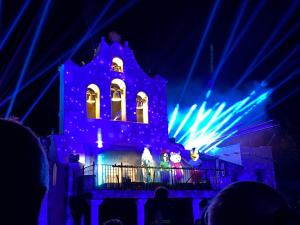 un groupe de personnes debout devant un bâtiment avec des lumières dans l'établissement FeWo SONNENDECK Familien-strandnah-Garten-Hunde-Sport-und Schwimmbadnah-HansaPark, à Sierksdorf