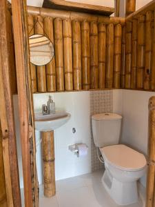 Koupelna v ubytování Serrano Tayrona Lodge + 37 fotografií