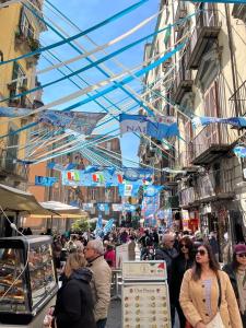 ナポリにあるCasa Ornella Napoliの市場を歩く人々