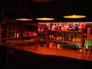 un bar con un montón de botellas de alcohol en fumoku - Vacation STAY 12958v en Chino