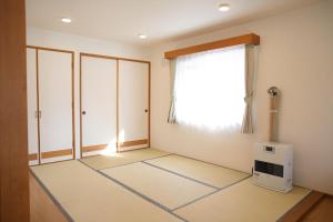 une chambre vide avec une fenêtre et un radiateur dans l'établissement Esashi-gun - Cottage - Vacation STAY 38350v, à Pinneshiri
