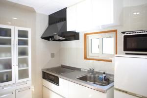 cocina con fregadero y microondas en Esashi-gun - Cottage - Vacation STAY 38350v, en Pinneshiri