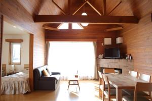 1 dormitorio y sala de estar con mesa y sofá. en Esashi-gun - Cottage - Vacation STAY 38350v, en Pinneshiri