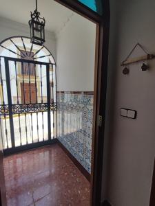 eine offene Tür zu einem Zimmer mit Balkon in der Unterkunft CASA RURAL FERRETE in Cañete la Real
