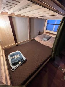 widok na łóżko piętrowe w łodzi w obiekcie fumoku - Vacation STAY 12988v w mieście Chino