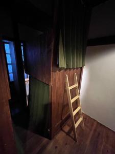 Una escalera apoyada en una pared al lado de una habitación en fumoku - Vacation STAY 12988v, en Chino