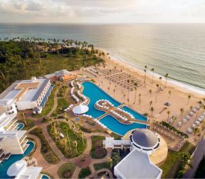 een luchtzicht op een resort en het strand bij Nickelodeon Hotels & Resorts Punta Cana - Gourmet All Inclusive by Karisma in Punta Cana