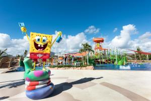 einen Wasserpark mit Rutsche und Pool in der Unterkunft Nickelodeon Hotels & Resorts Punta Cana - Gourmet All Inclusive by Karisma in Punta Cana