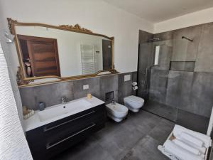A bathroom at B&B Casazze Dream
