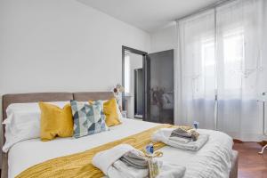een slaapkamer met 2 bedden en handdoeken bij Casa Tricolore in Milaan