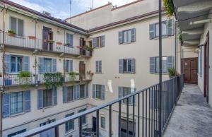 uitzicht op een gebouw met ramen en balkons bij Casa Tricolore in Milaan