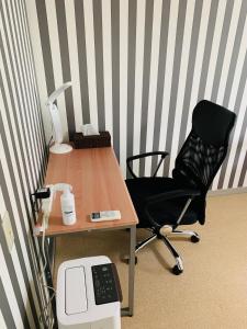 einen Schreibtisch mit einem Stuhl und einem Computer darauf in der Unterkunft Pension L&M - Vacation STAY 82545v in Fuchisaki
