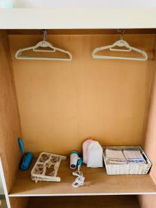 ein Regal in einem Raum mit einigen Gegenständen darauf in der Unterkunft Pension L&M - Vacation STAY 82545v in Fuchisaki