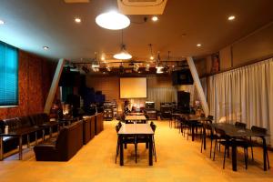 Fuchisaki的住宿－Pension L&M - Vacation STAY 82545v，一间带桌椅和舞台的餐厅