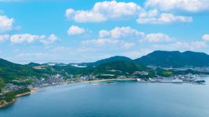 Fuchisaki的住宿－Pension L&M - Vacation STAY 82545v，享有河流和山脉的空中景致