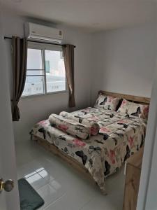 1 cama en un dormitorio con ventana en S&F villa en Sam Roi Yot