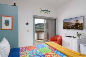 een slaapkamer met een bed met een kleurrijke quilt bij River Studios Florence - Suite A in Florence