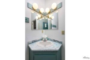een badkamer met een wastafel en een spiegel bij River Studios Florence - Suite A in Florence
