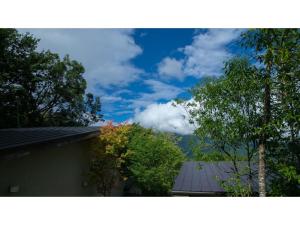 由布市にあるInnterhill Tsubasa Yufuin - Vacation STAY 94253vの木々の家屋の屋根