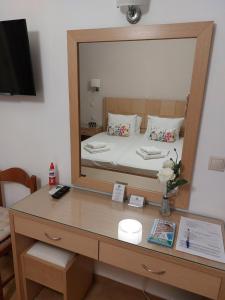 una camera da letto con un letto con specchio su una scrivania di Daglas Seaside Studios a Nydri