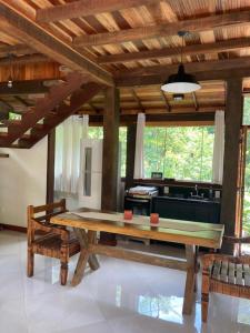 a dining room with a wooden table and chairs at Pousada. Espatódea in Petrópolis