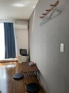 sala de estar con mesa y pared en Chambord Kyomachi 102-202 - Vacation STAY 97549v, en Kumamoto