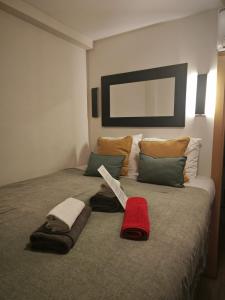 マラガにあるStudio Miramar Suites Malagaのベッドルーム1室(大型ベッド1台、タオル付)
