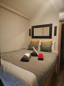 マラガにあるStudio Miramar Suites Malagaのベッドルーム1室(大型ベッド1台、タオル付)