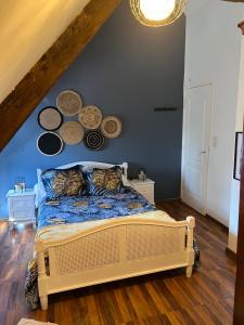 Łóżko lub łóżka w pokoju w obiekcie La Ferme de Roulotte de Sandrine