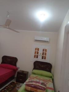 a small room with a bed and a window at ابويحيى شارع ٦٦ in Marsa Alam City